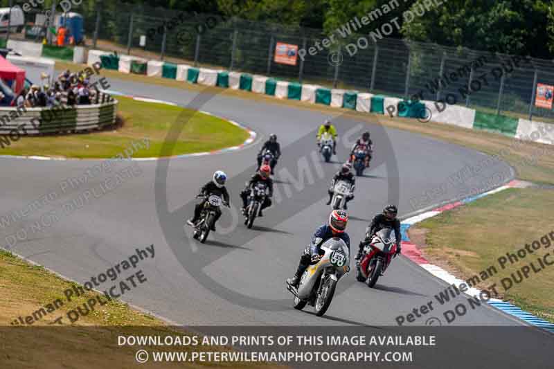 Vintage motorcycle club;eventdigitalimages;mallory park;mallory park trackday photographs;no limits trackdays;peter wileman photography;trackday digital images;trackday photos;vmcc festival 1000 bikes photographs